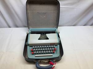 lot 12 image: Petite De-Luxe Typewriter