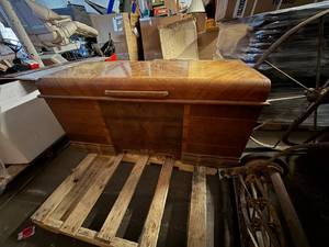 lot 21 image: Lane Cedar Chest