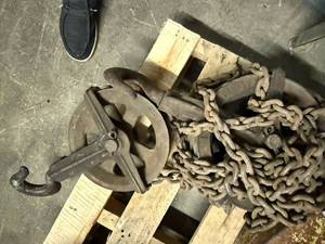 lot 24 image: Chain Pulley Hoist