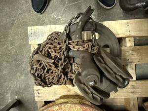 lot 25 image: Chain Pulley Hoist