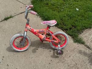 lot 49 image: Barbie Bike wTraining Wheels