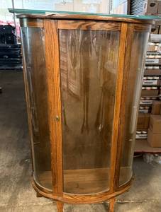 lot 32 image: Beautiful Oak Curio Cabinet with Glass Shelves & Key