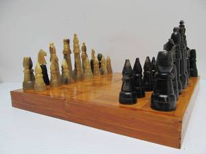 lot 51 image: Vintage Genuine Carved Animal Horn Chess Set 