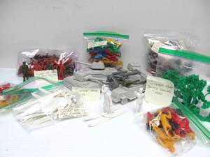 lot 65 image: Large Lot of Vintage Plastic Toy Soldiers 