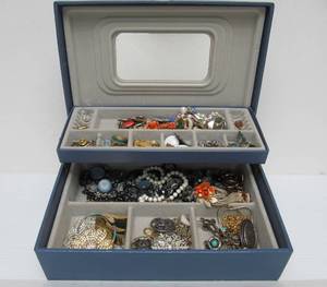 lot 74 image: Vintage Jewelry Box Full of Vintage SIGNED Costume Jewelry