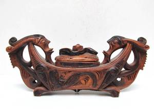 lot 76 image: Very Nice Hand Carved Batak TreasureValuables Box