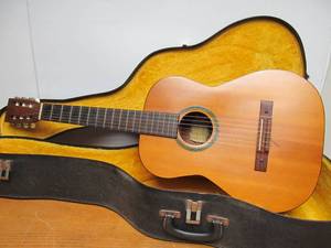 lot 87 image: Vintage KAY Classical Acoustic Guitar - Model K7010 wHard Case