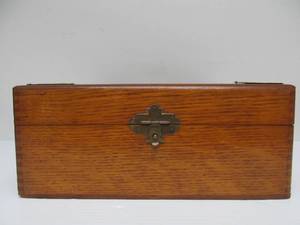 lot 89 image: Antique Victorian Oak Dovetailed Small Display Case
