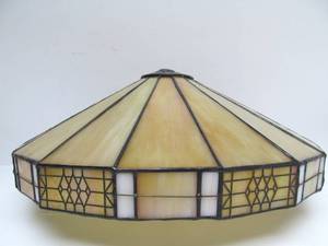 lot 25 image: Lovely Signed DALE TIFFANY Stained Glass Lamp Shade