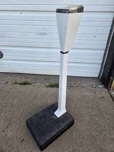 lot 230 image: Working HEALTH O METER DoctorMedical Scale