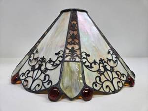 lot 254 image: Very Nice Ornate Stained Glass Lamp Shade