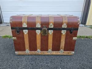 lot 255 image: Very nice Antique Trunk wExcellent Interior