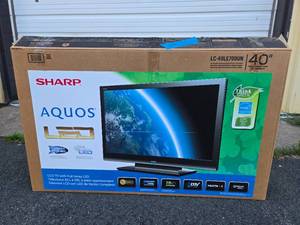 lot 256 image: Nice Working SHARP Aquos 40 LED TV