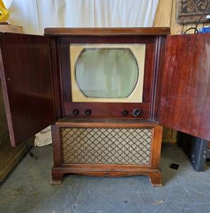 lot 258 image: Very Cool Vintage 1950s era RCA VICTOR Model 6-T-71 Television wCabinet