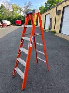 lot 272 image: Quality KELLER Model 976 Fiberglass Ladder - 6