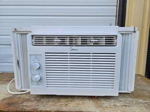 lot 277 image: Good Working MIDEA Air Conditioning Window Unit