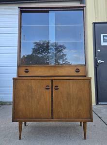 lot 351 image: Very Nice Mid Century STYLE HOUSE Exclusive Hutch 