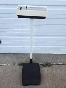 lot 279 image: Working Sears Acu-Balance Medical  Doctors Scale
