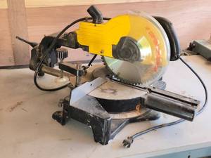 lot 17 image: Chicago Electric 10 Compound Slide Miter Saw