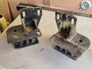lot 42 image: Lot of 2 Heavy Duty Metal Brackets