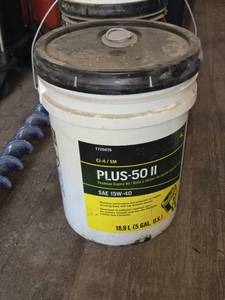 lot 51 image: John Deere Plus-50 II SAE 15W-40 Engine Oil 18.9L (5 Gal)