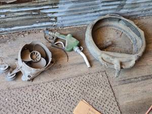 lot 75 image: Fuel Nozzle, Oil Pan,  Fan