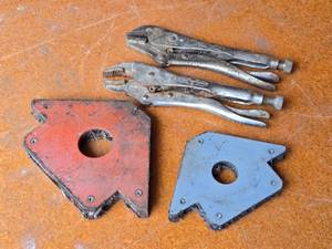 lot 102 image: Irwin Vise-Grip Locking Pliers and Magnetic Welding Clamps