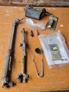 lot 105 image: Victor welding torch model 100C, accessories and goggles