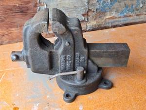 lot 116 image: Morgan Vise Co Chicago Bench Vise number 88 - 4 12 Jaw, 11 Tall