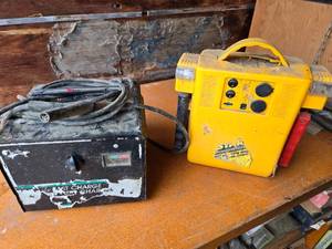 lot 122 image: Lot of 2 Battery Chargers Quick Charge and Star Powerstation Models - Untested