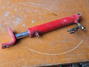 lot 123 image: Pneumatic Cylinder