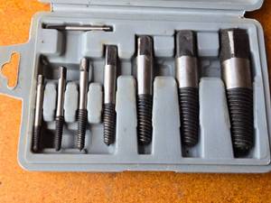lot 149 image: 8 Piece Screw Extractor Set with Case
