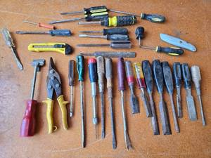 lot 165 image: Screwdrivers, Wood Chisels, and Utility Knife