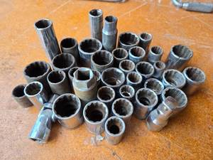 lot 181 image: Variety of 12 Drive Sockets