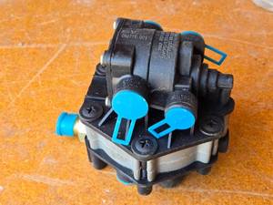 lot 206 image: Air Brake Control Valve Appears New - 14 port with 150 lb-in max and 38 ports with 210 lb-in max