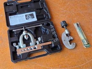 lot 252 image: Evertough Double Flaring Tool Kit SAE with Cutter