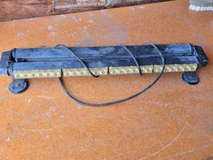 lot 257 image: Emergency Vehicle Light Bar with Suction Mount - Flashes Approx. 25  Long