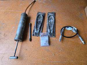 lot 272 image: Grease Gun, Grease Gun Flex Hoses