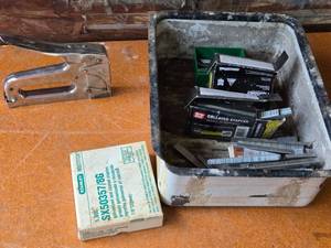 lot 274 image: Stanley Bostitch Staple Gun and Staples