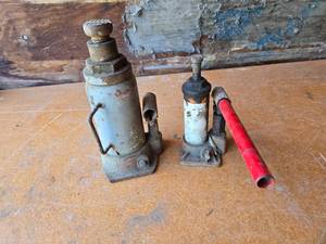 lot 329 image: Bottle Jack and Hydraulic Jack with Handle - Both Pump and Lower, Did Not Test with Load