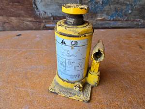 lot 331 image: Ford 4 Ton Hydraulic Bottle Jack Model