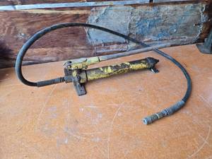 lot 334 image: Yellow Hydraulic Hand Pump with Pneumatic Hose