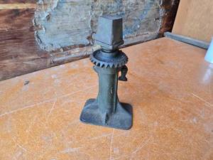 lot 335 image: Vintage Mechanical Ratchet Jack No. 16