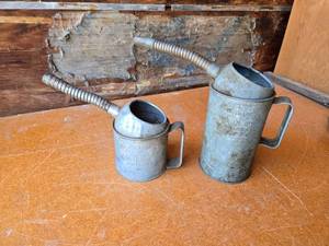 lot 344 image: Vintage Metal Oil Cans with Flexible Spouts