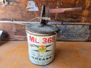 lot 361 image: Farmers Union Central Exchange ML 365 Grease Can with Pump