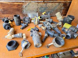 lot 378 image: Assorted Banjo Valves and Fittings