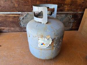 lot 385 image: Propane Tank with Valve and Barcode About 14 Full
