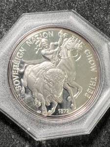 lot 17 image: 1 TROY OZ .999 FINE SILVER CROW TRIBE ROUND IN CASE