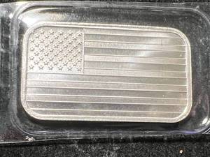 lot 29 image: 1 TROY OZ .999 FINE SILVER AMERICAN FLAG BAR