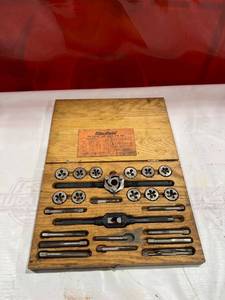 lot 372 image: Blue Point TD-2400 Tap and Die Set in Wooden Case